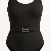 Une pièce symétrique avec ceinture rose