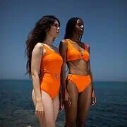 Une pièce symétrique avec ceinture orange