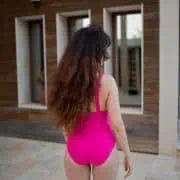 Une pièce ceinturée avec anneau rose