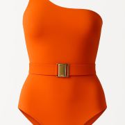 Une pièce asymétrique avec ceinture orange