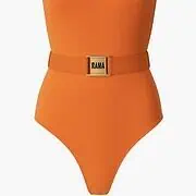 Une pièce symétrique avec ceinture noir