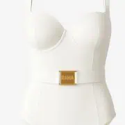 Une pièce à armatures en blanc