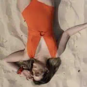 Une pièce ceinturée avec anneau orange