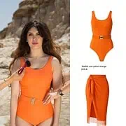 Une pièce symétrique avec ceinture orange