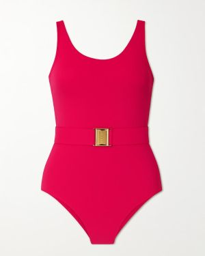 Une pièce symétrique avec ceinture rose