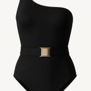 Une Pièce asymétrique avec ceinture