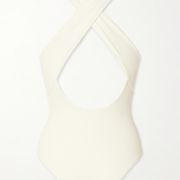 Une pièce drapée avec noeud blanc crème