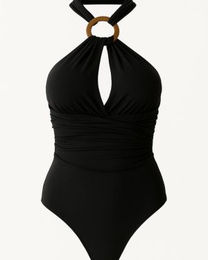 Une pièce drapée avec noeud noir