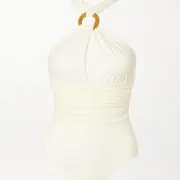 Une pièce drapée avec noeud blanc crème