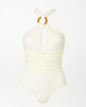 Une pièce drapée avec noeud blanc crème