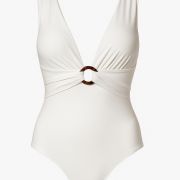 Une pièce ceinturée avec anneau blanc crème